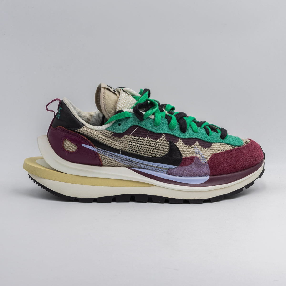 Nike Vaporwaffle sacai Villain Red Neptune Green