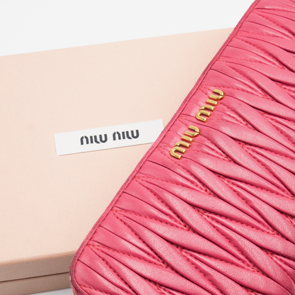 MIU MIU Grand portefeuille en cuir nappa matelassé Rose