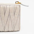 MIU MIU Grand portefeuille en cuir nappa matelassé Creme